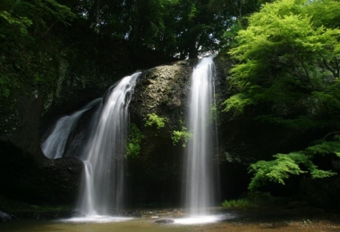 น้ำตกทสึกิมาจิ (Tsukimachi Falls)